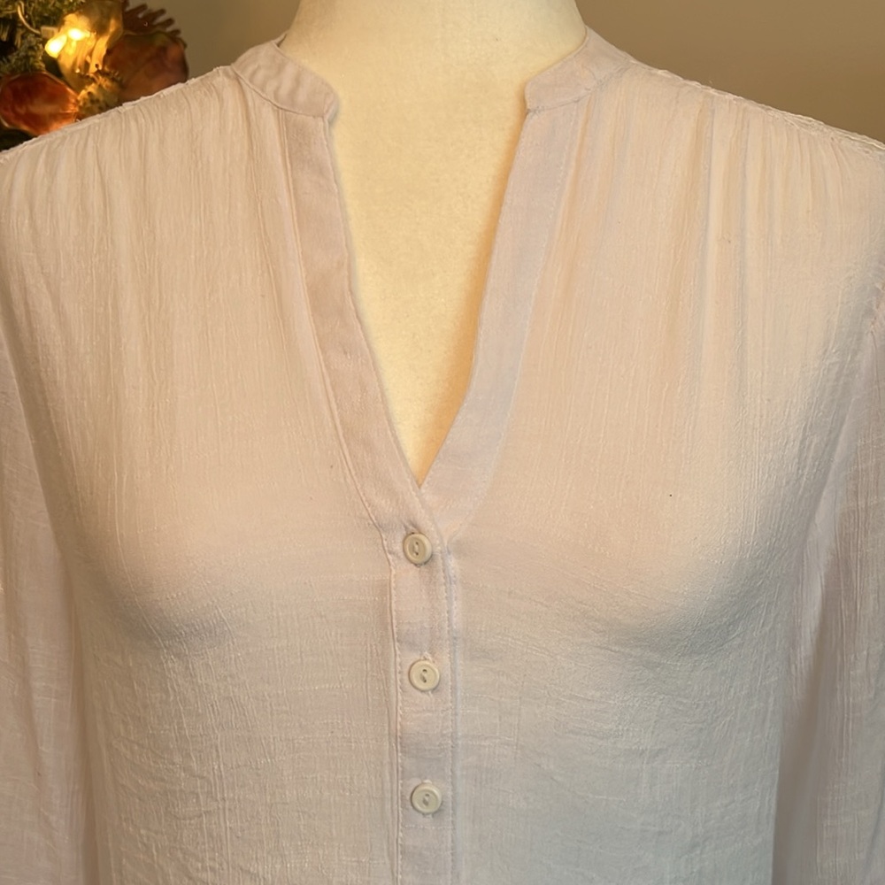 Beautiful white linen feel V-neck blouse button up pull over, adjustable sleeves - Picture 3 of 8